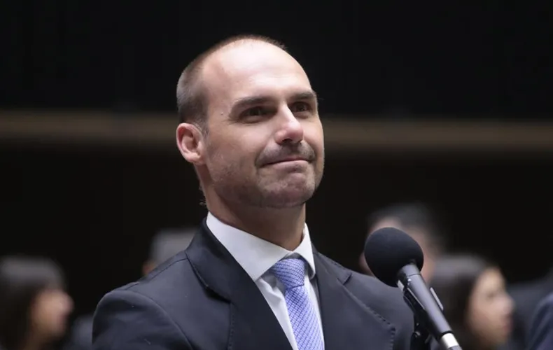 Polícia Federal determina que Eduardo Bolsonaro retorne ao cargo de escrivão