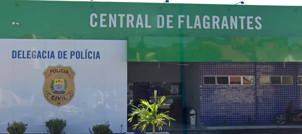 Suspeito de tráfico foge e polícia encontra drogas, carteira de trabalho e dinheiro em depósito